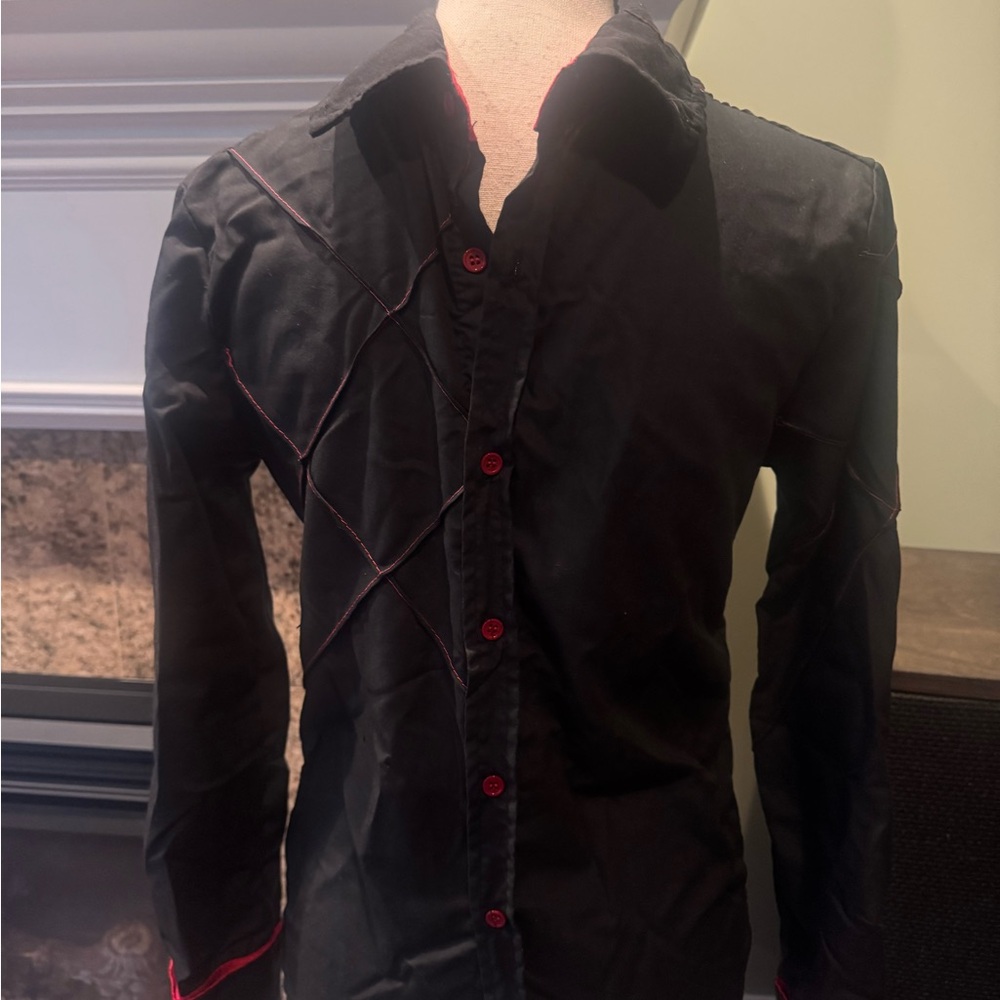 Gamiss Black Button-Up Shirt with Red Accents
Great condition